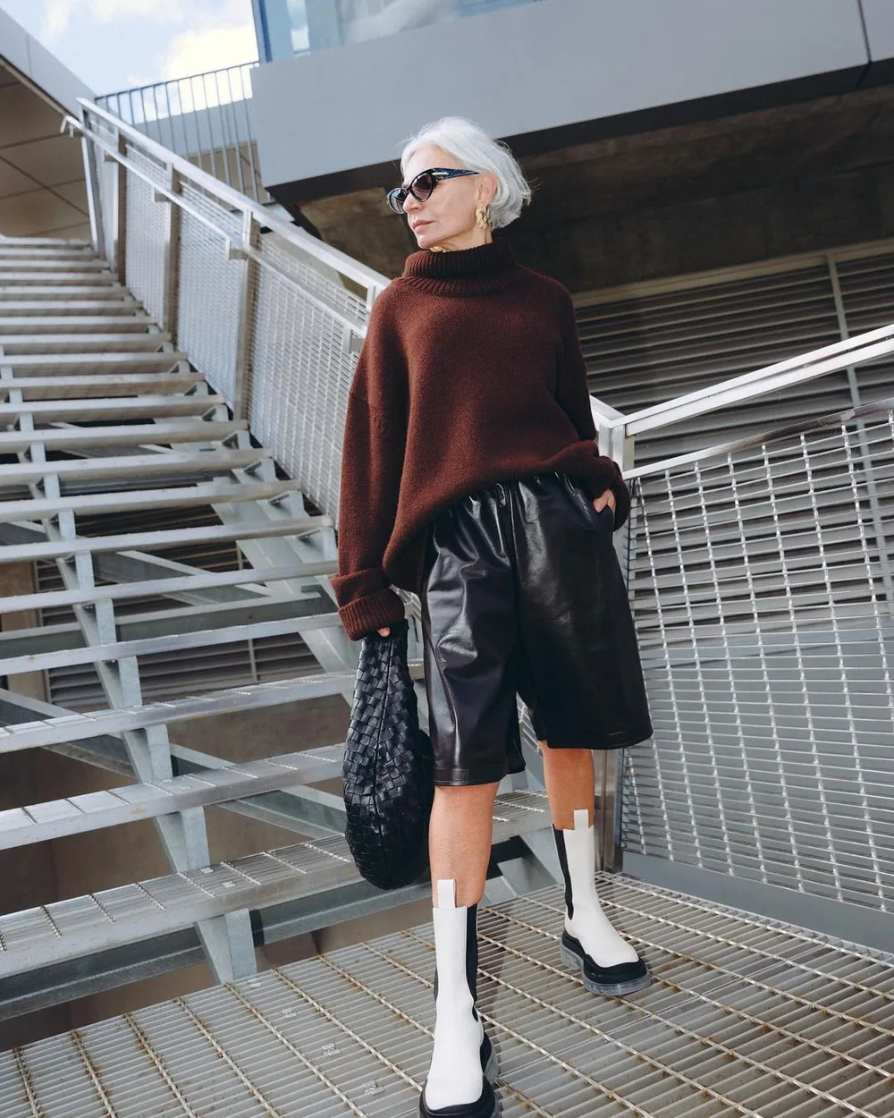 Le pull bordeaux avec un bermuda en cuir portée par une femme élégante