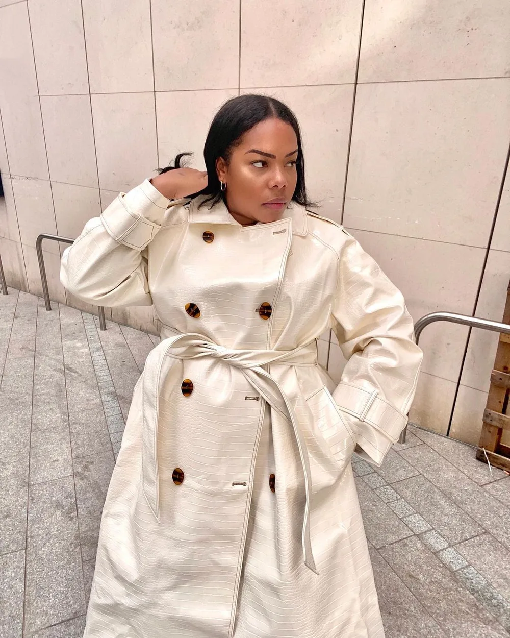 Le trench blanc noué à la taille portée par une femme élégante
