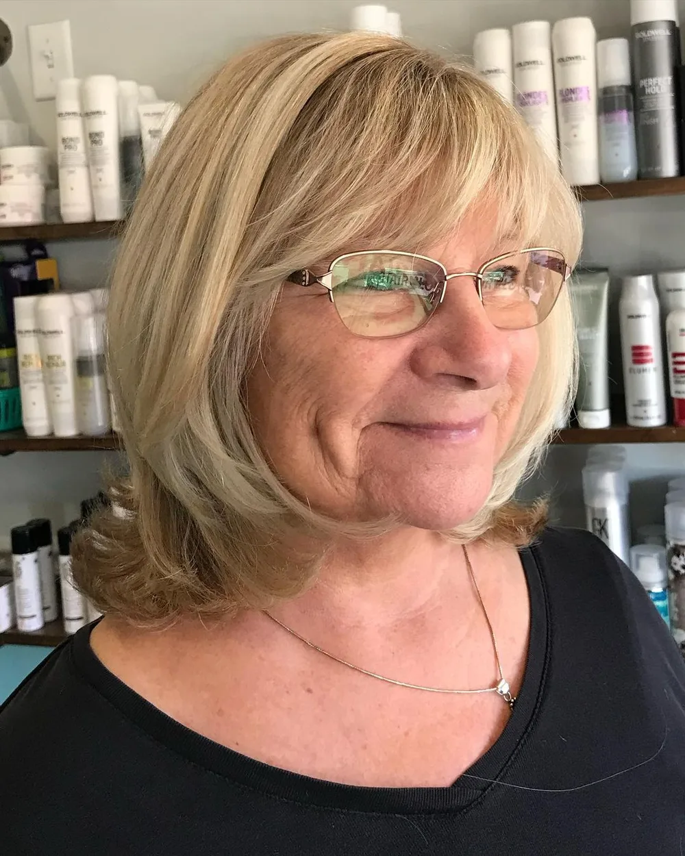 Lob blond aux pointes retournées vers l'extérieur, femme à lunettes