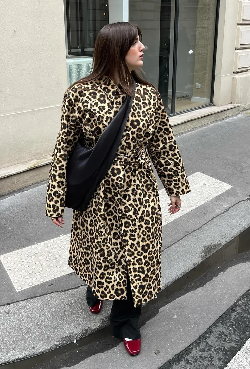 Long manteau léopard avec pantalon noir et ballerines rouges
