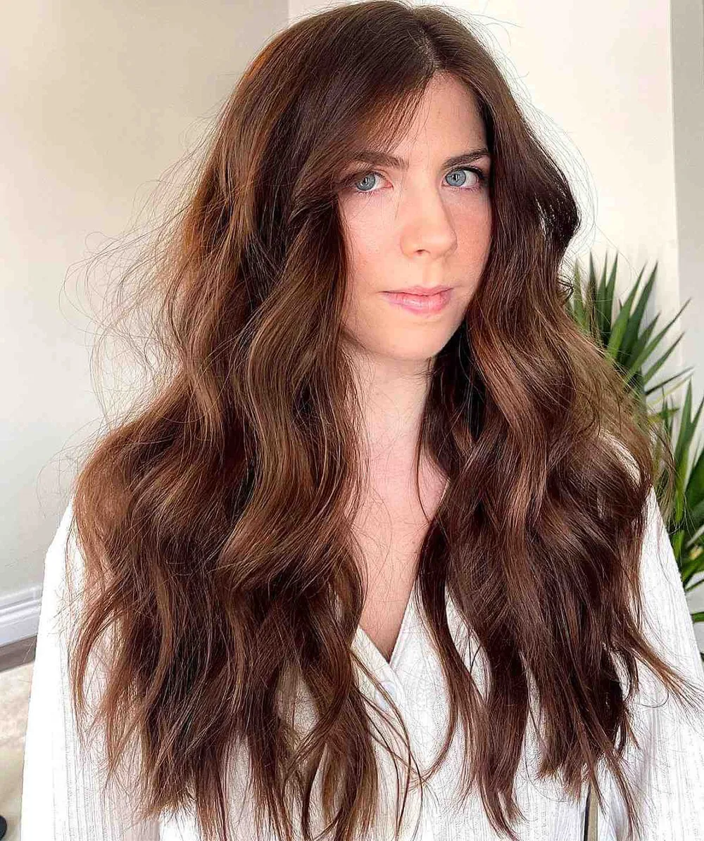 Longs cheveux chocolat brillants avec raie au milieu, portrait de face