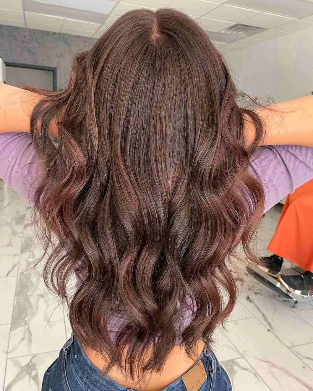 Longs cheveux chocolat en ondulations rebondies et volumineuses, de face