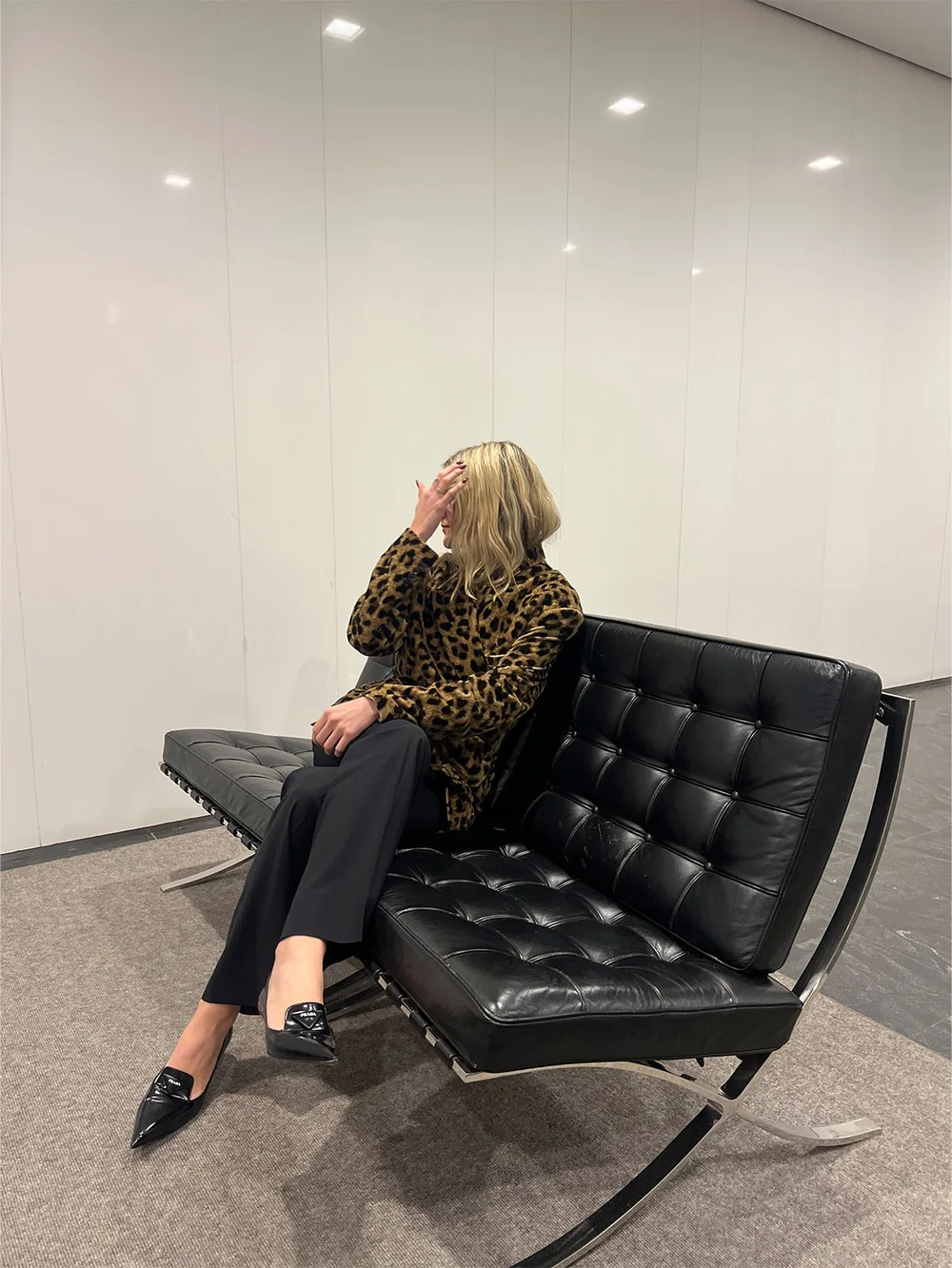 Maille léopard portée avec pantalon noir et chaussures noires