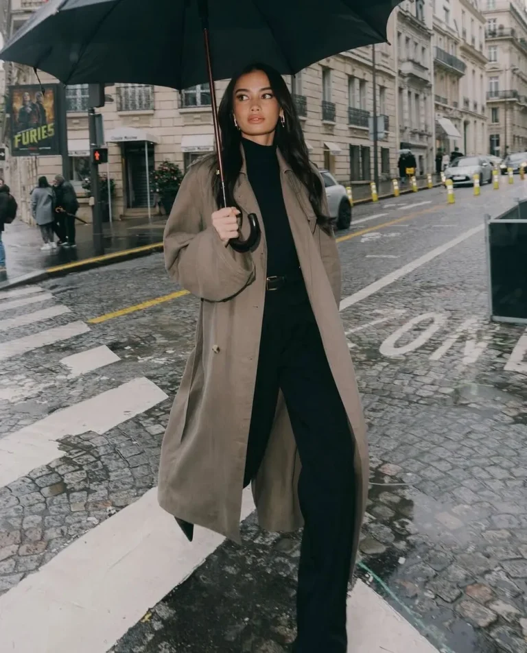 Manteau fluide taupe avec tenue noire et grand parapluie