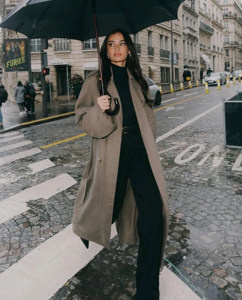Manteau fluide taupe avec tenue noire et grand parapluie