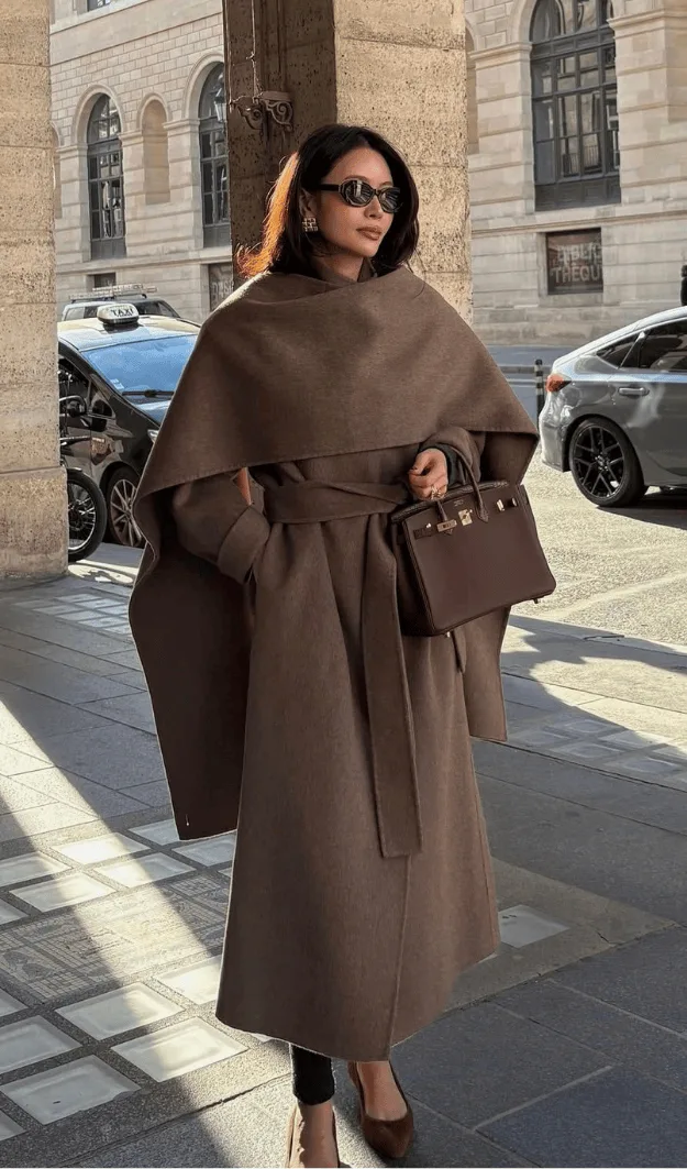 Manteau marron à col écharpe intégré porté avec un sac chocolat
