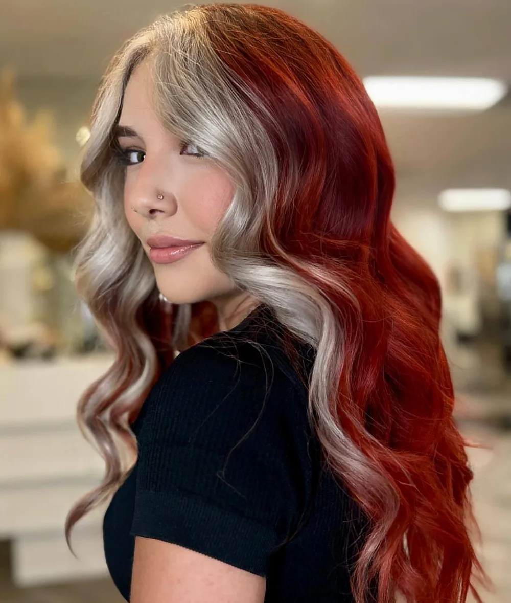 Mèches argent et rouge encadrant le visage, fusion de deux couleurs, profil