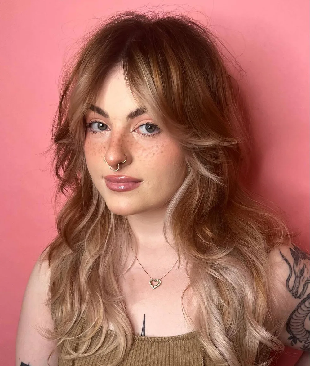 Mèches beige encadrantes sur coupe wavy avec frange effilée