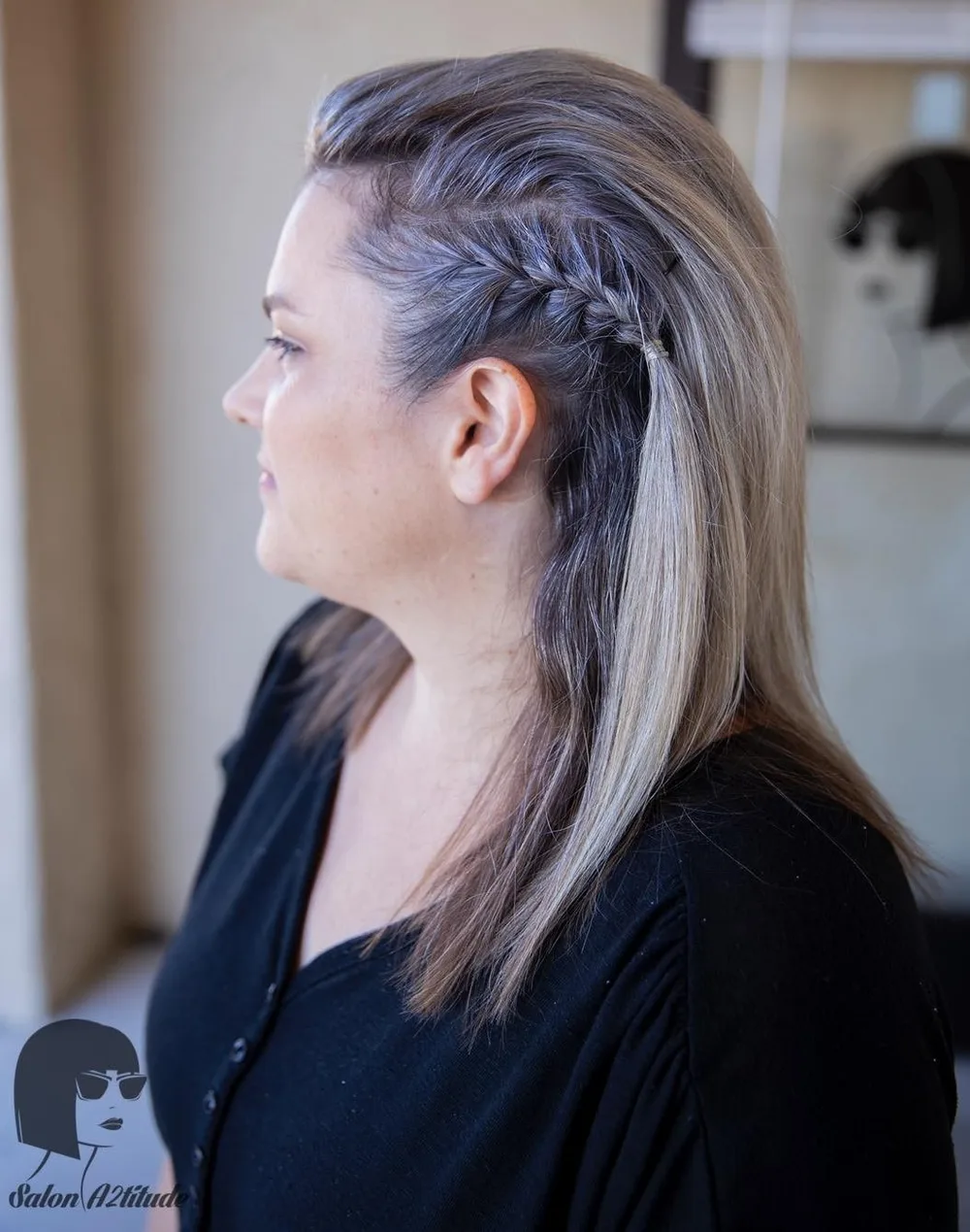 Mini-tresse plaquée sur le côté avec cheveux détachés