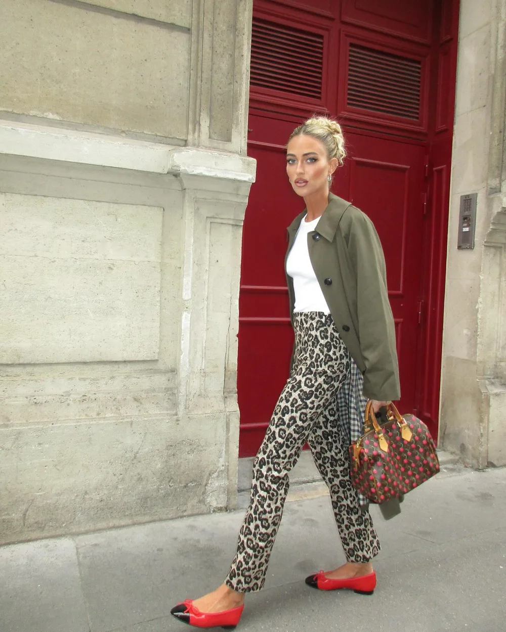 Pantalon léopard avec veste kaki, tee-shirt blanc et chaussures rouges