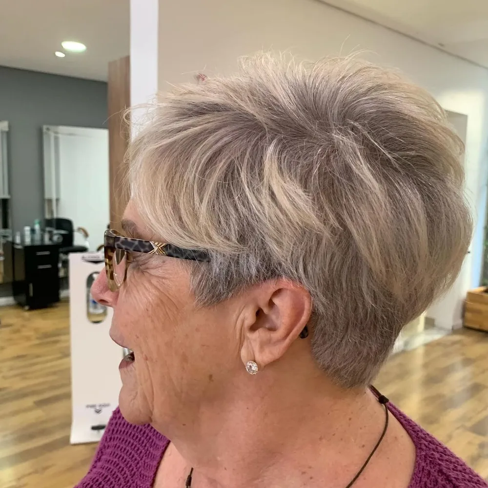 Pixie fondu gris et blond sur femme de la soixantaine portant des lunettes