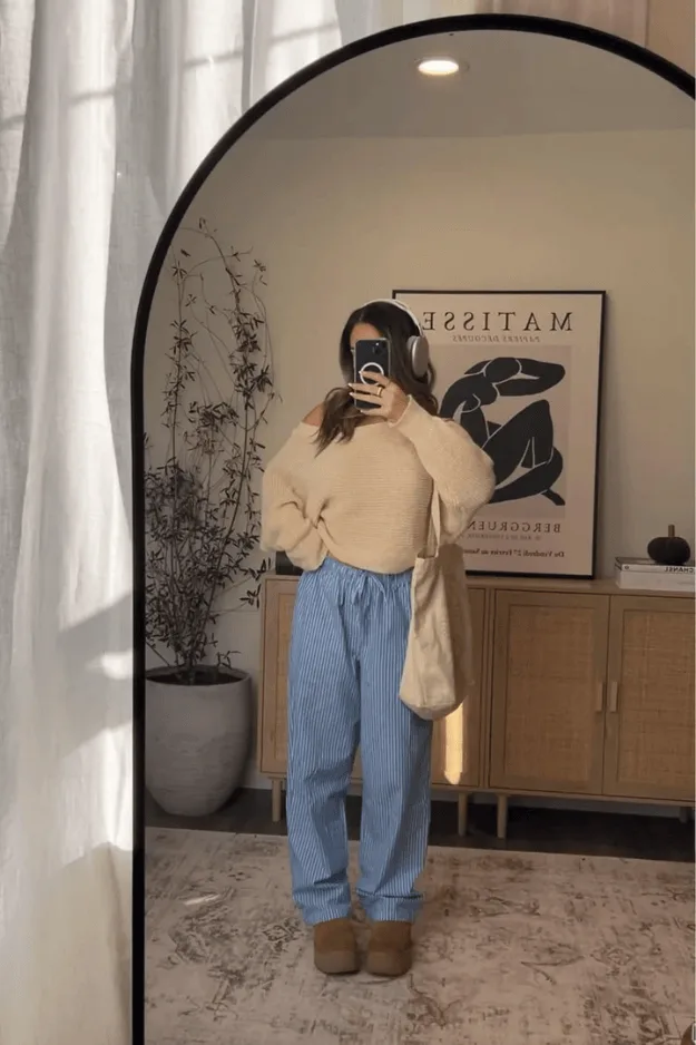 Pull beige clair porté avec un jean bleu clair et des boots fourrées