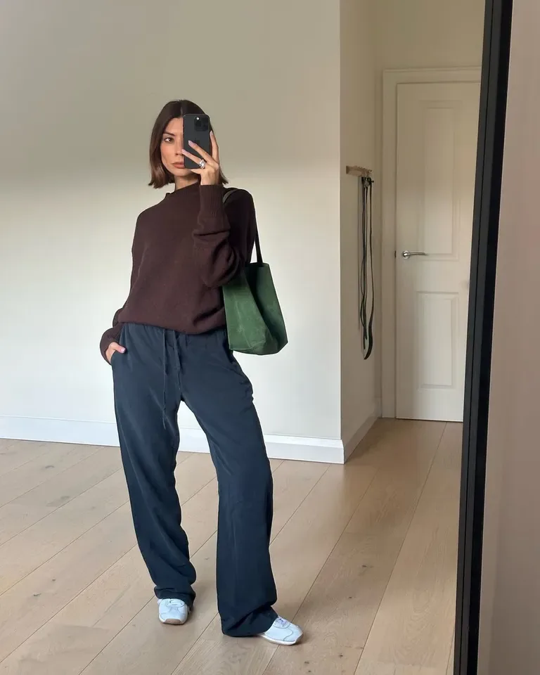 Pull cacao ample avec pantalon gris fluide et baskets blanches