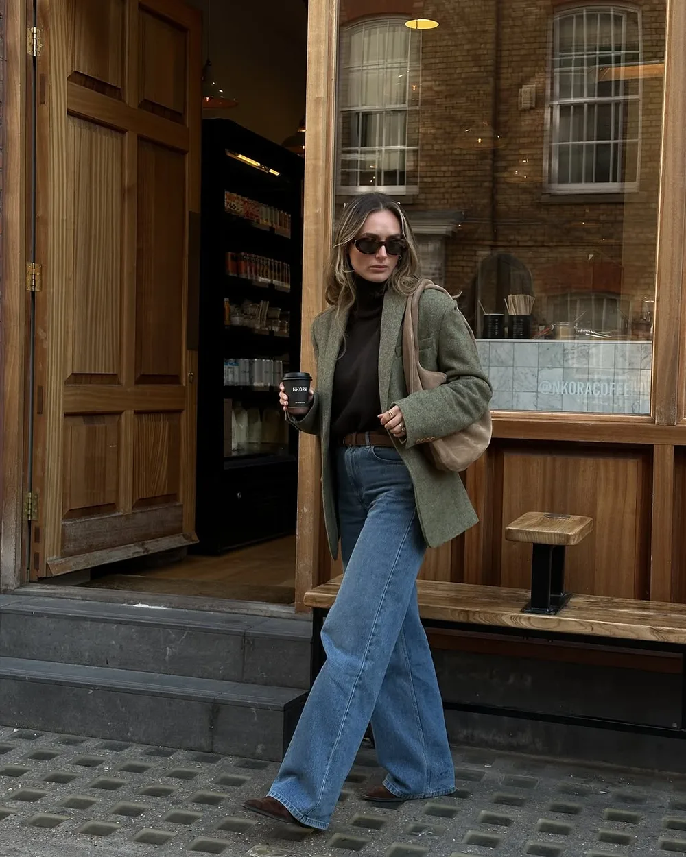 Pull chocolat avec blazer kaki, jean bleu large et bottines