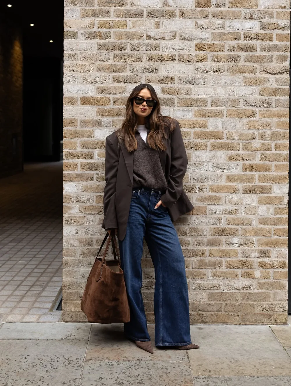 Pull chocolat avec blazer marron, jean large brut et sac en daim