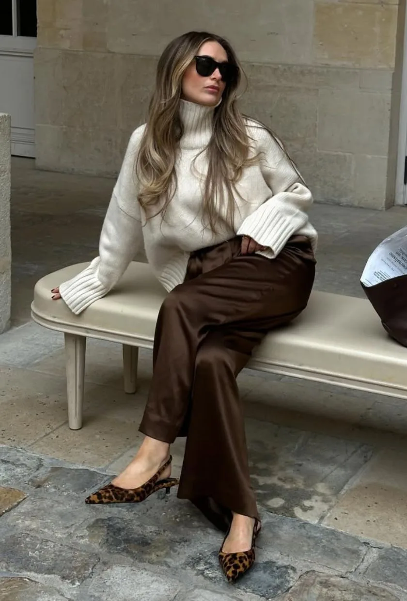 Pull écru à col montant avec pantalon satiné chocolat