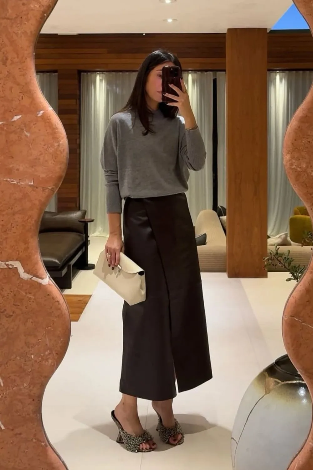Pull gris à col montant avec jupe crayon chocolat et mules à talons