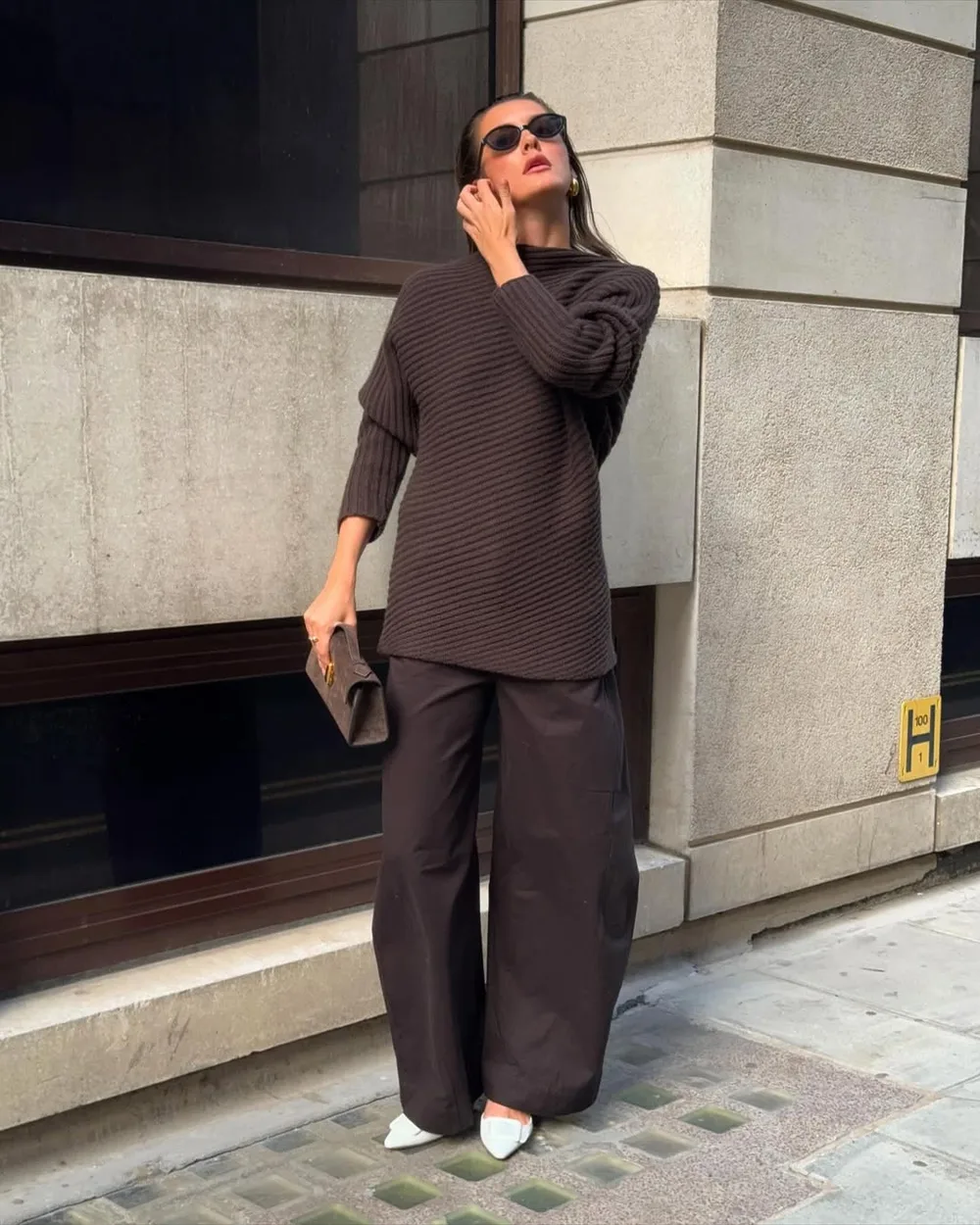 Pull long marron avec pantalon chocolat ample et chaussures blanches