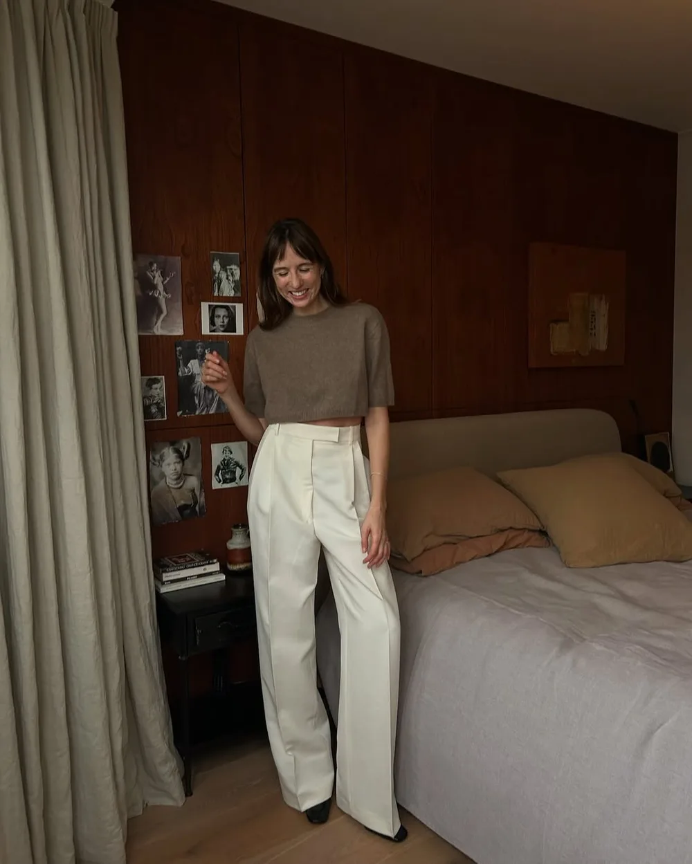 Pull marron à manches courtes avec pantalon blanc taille haute