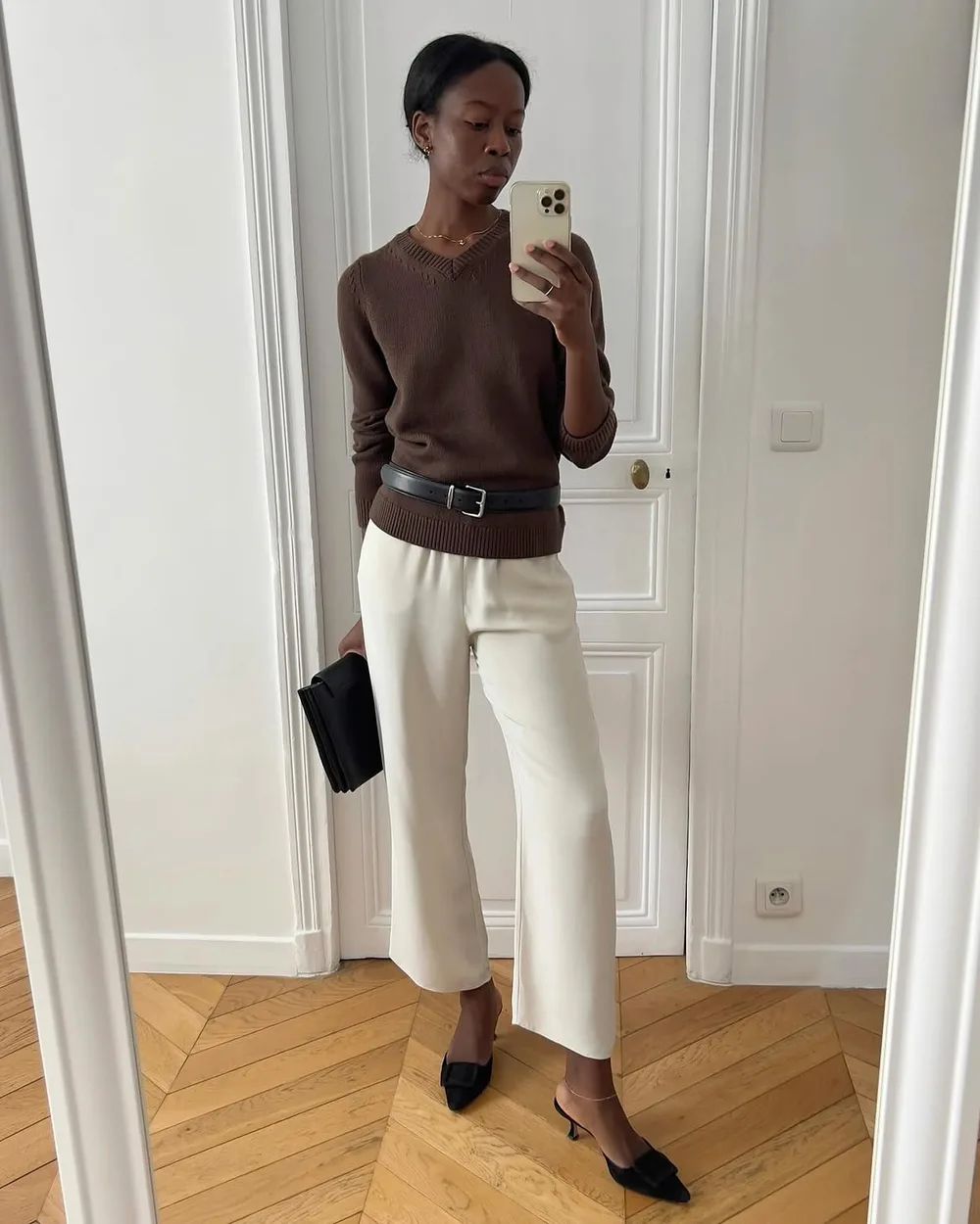 Pull marron ajusté avec jean écru évasé et escarpins noirs