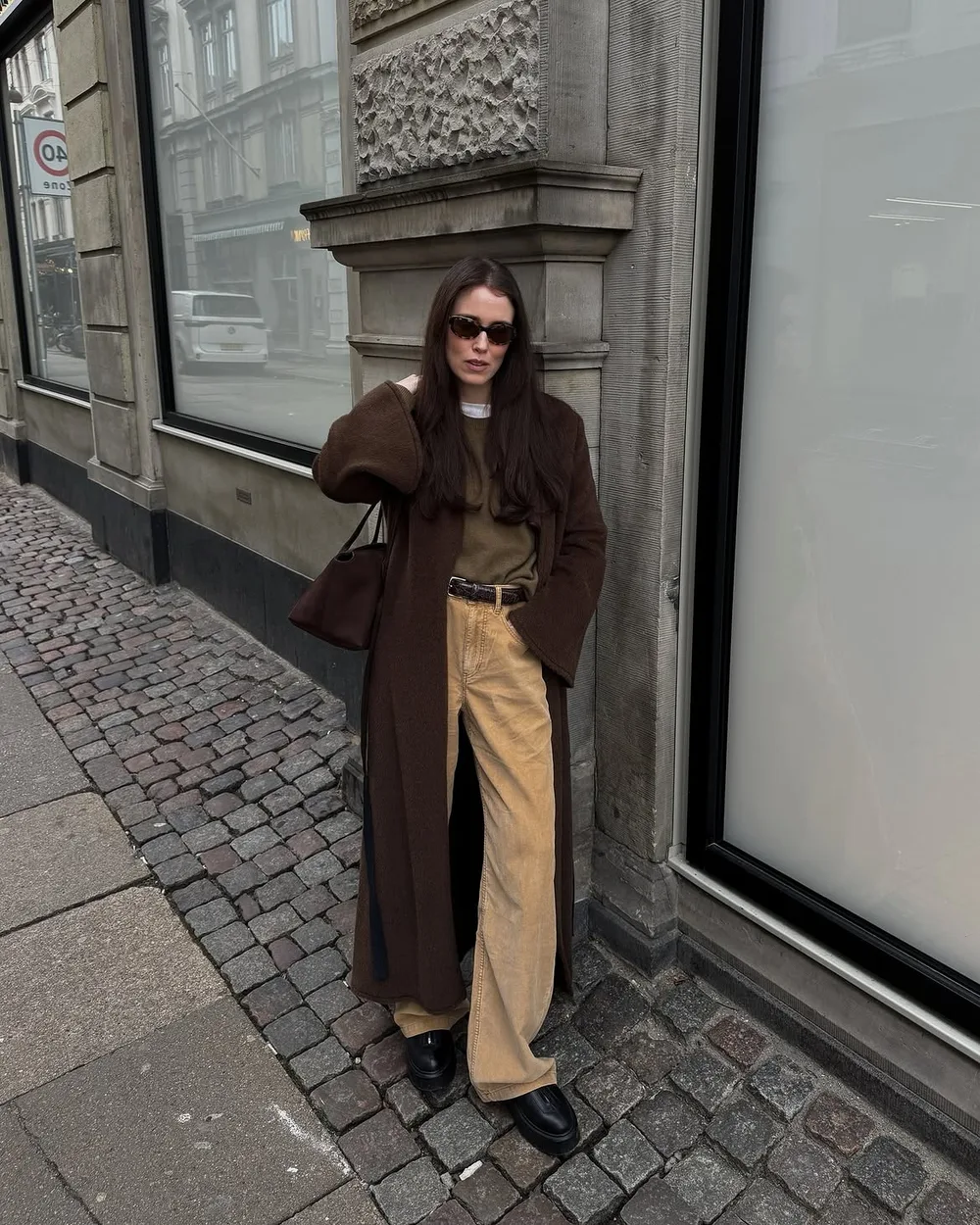 Pull marron avec long manteau chocolat et pantalon caramel