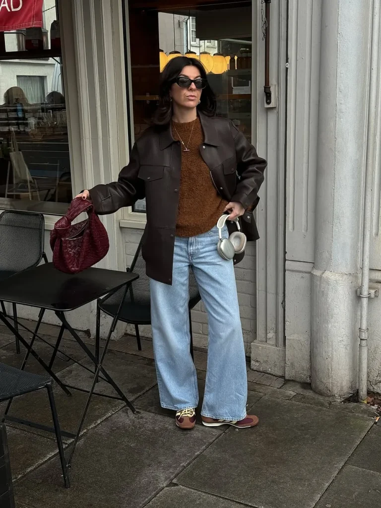 Pull marron avec veste en cuir chocolat et jean bleu clair large