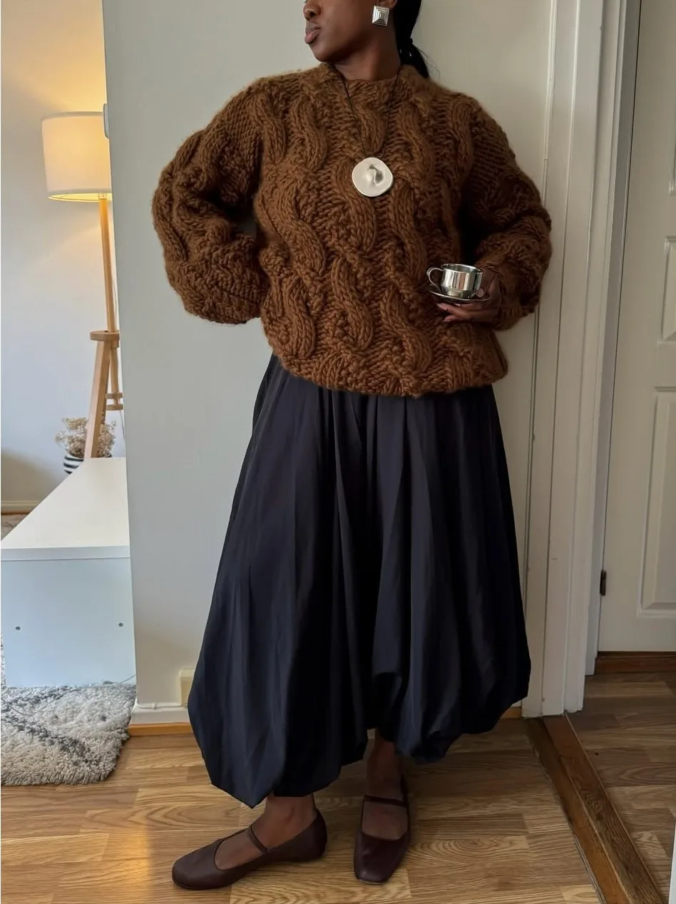 Pull marron en grosse maille torsadée avec longue jupe noire