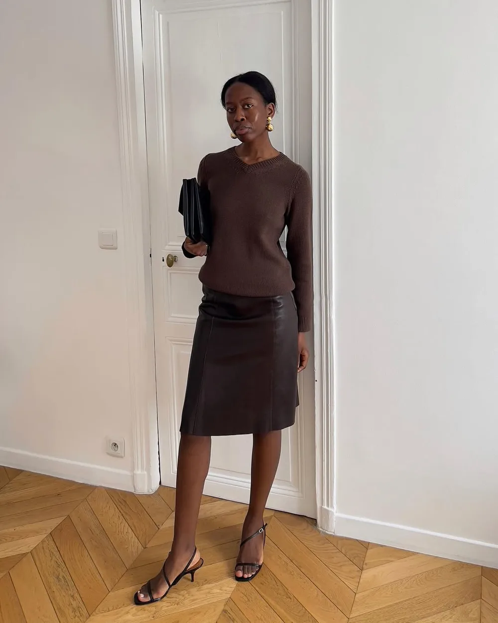Pull marron fin avec jupe midi en cuir chocolat et sandales à talons