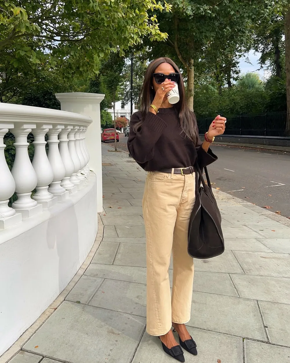 Pull marron foncé avec pantalon beige droit et escarpins noirs