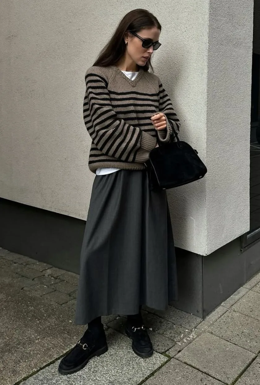 Pull rayé noir et gris avec jupe midi structurée et mocassins