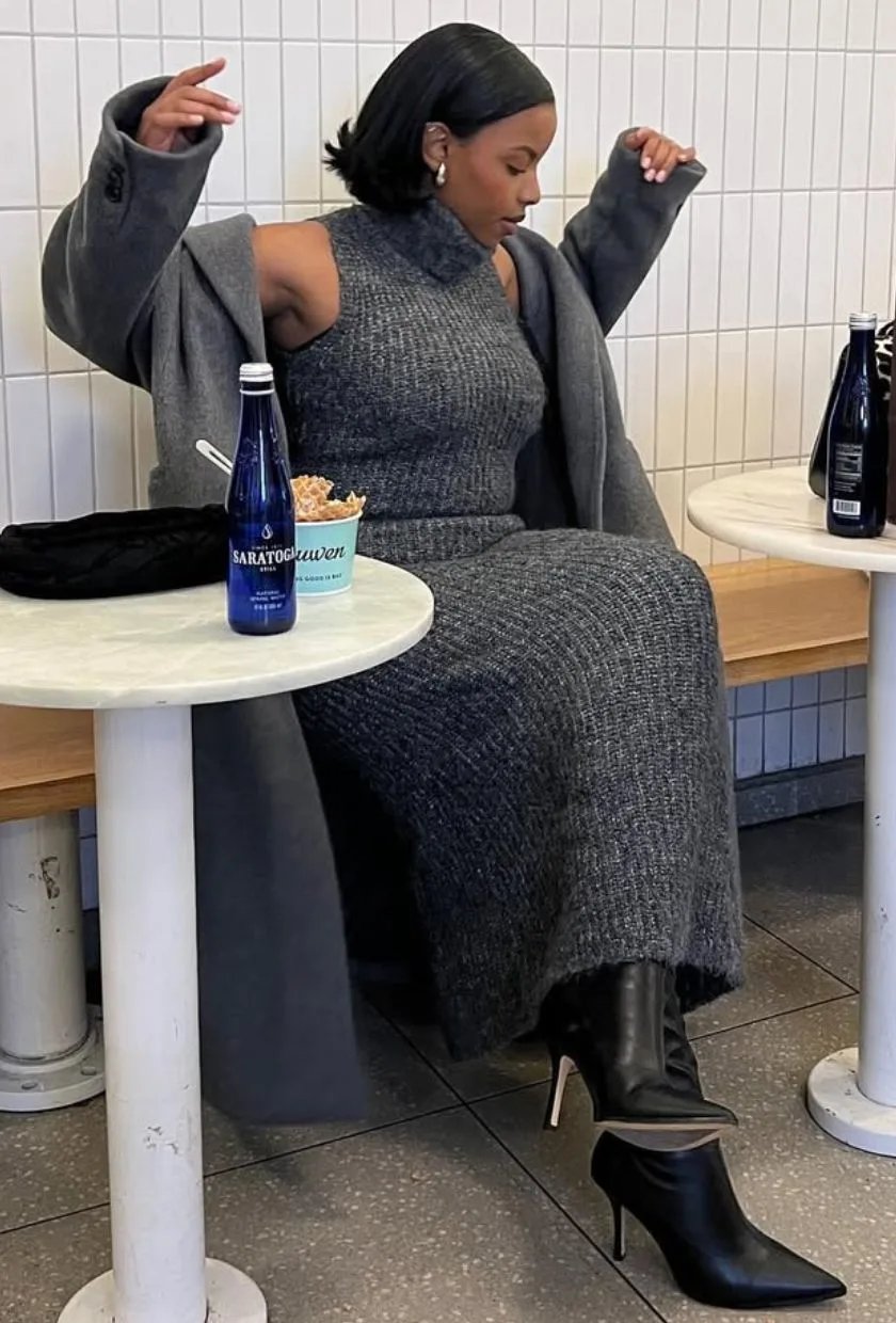 Robe longue en maille grise avec manteau assorti et bottes noires