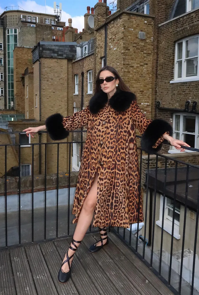 Robe longue léopard avec col noir, poignets noirs et sandales