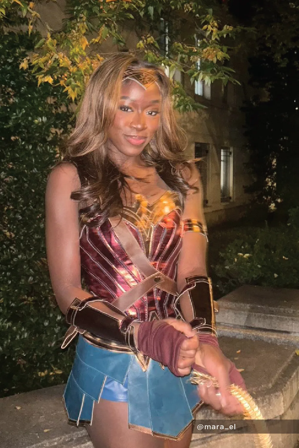 Tenue Wonder Woman avec corset rouge, short bleu et accessoires dorés