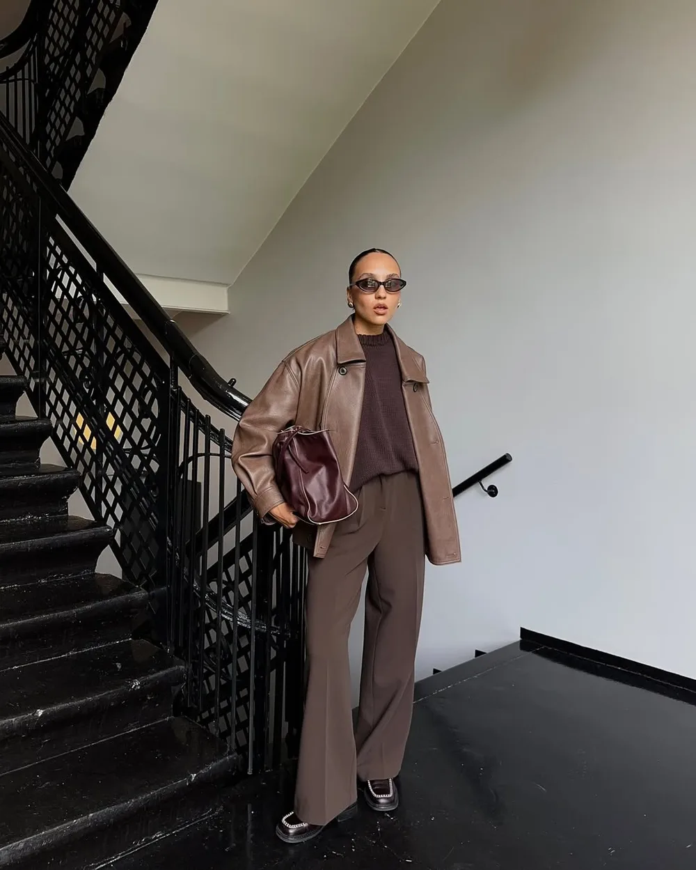 Total look marron avec pull, veste en cuir et pantalon large assorti