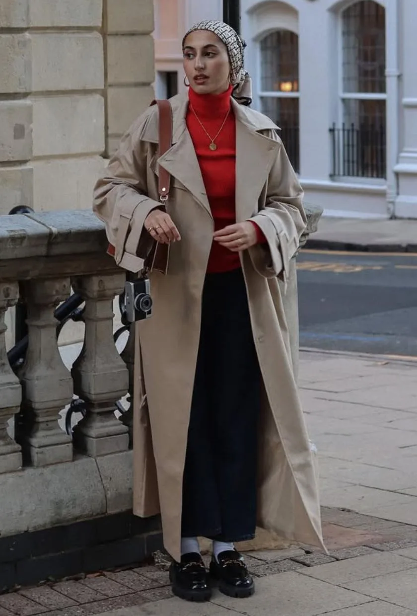 Trench beige avec col roulé rouge, jupe midi noire et mocassins