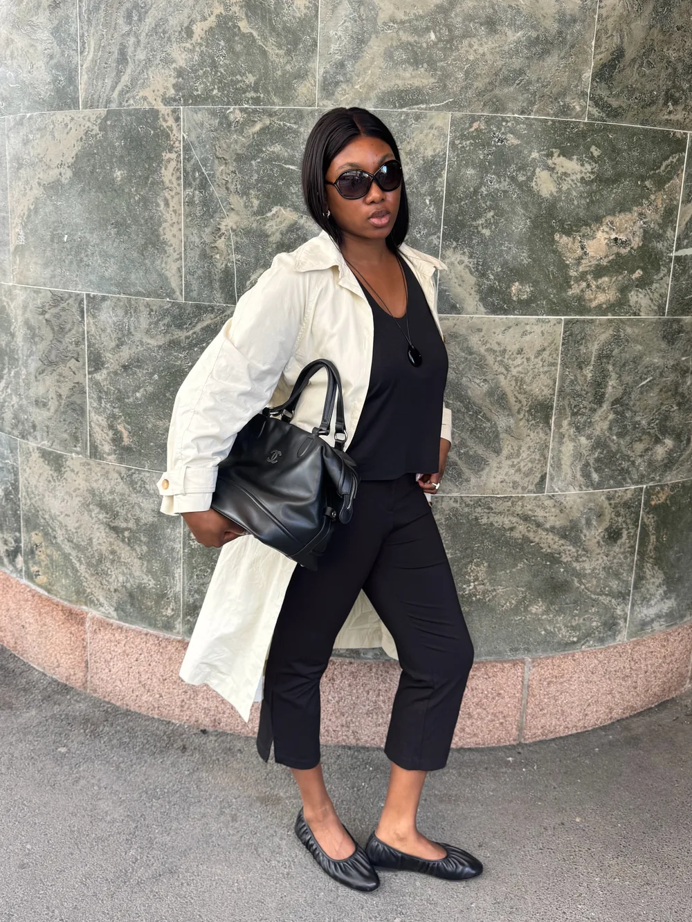 Trench clair avec pantacourt noir et ballerines