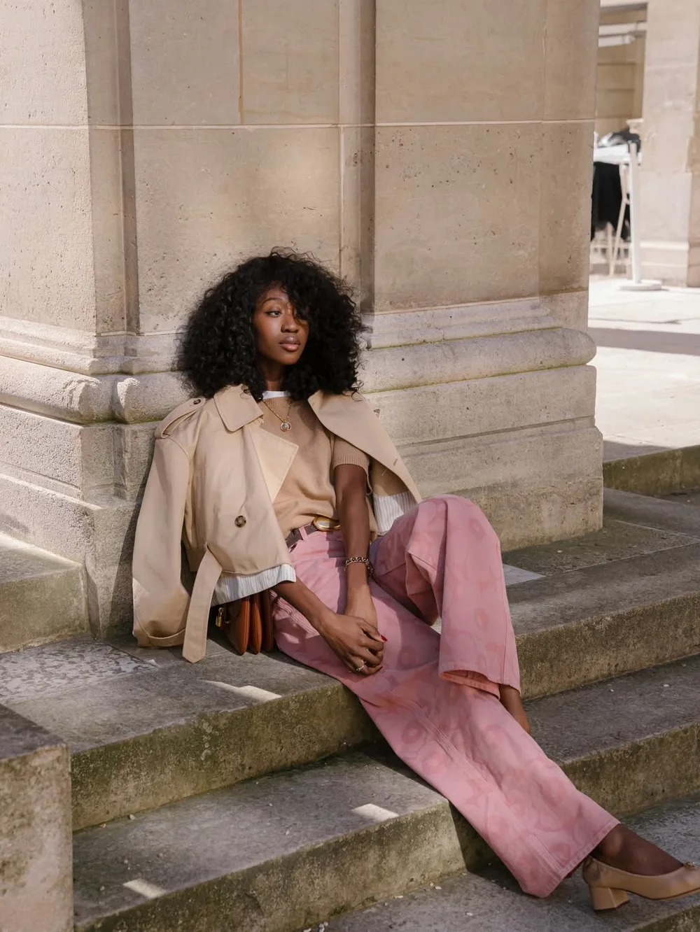 Trench court beige avec jean large rose imprimé et ballerines à talon