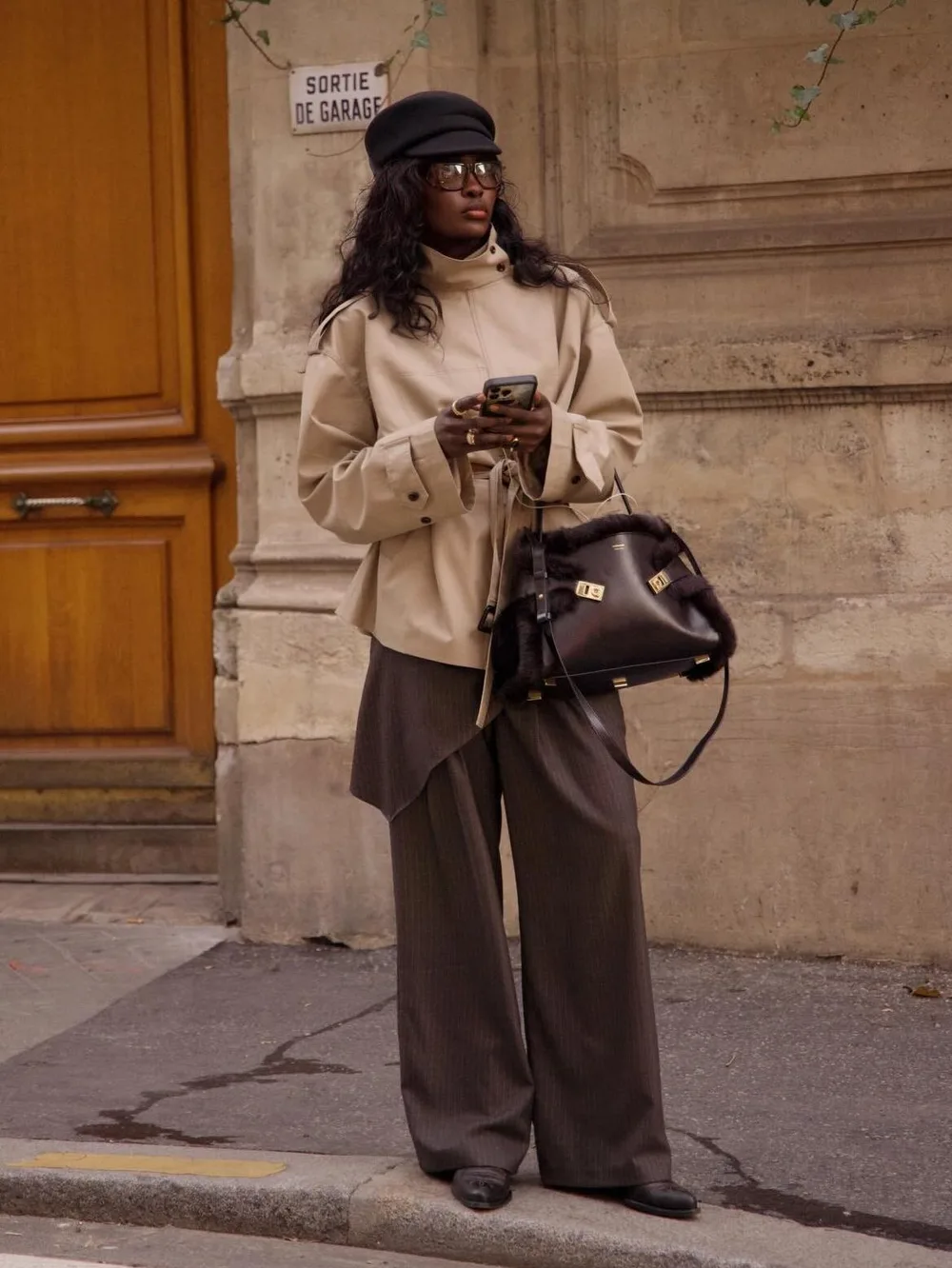 Trench court beige avec pantalon large chocolat et accessoires marron
