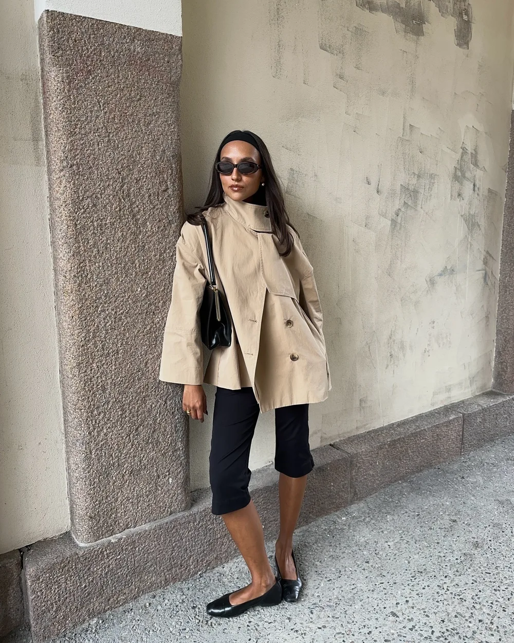 Trench court beige oversize avec pantalon capri noir et ballerines