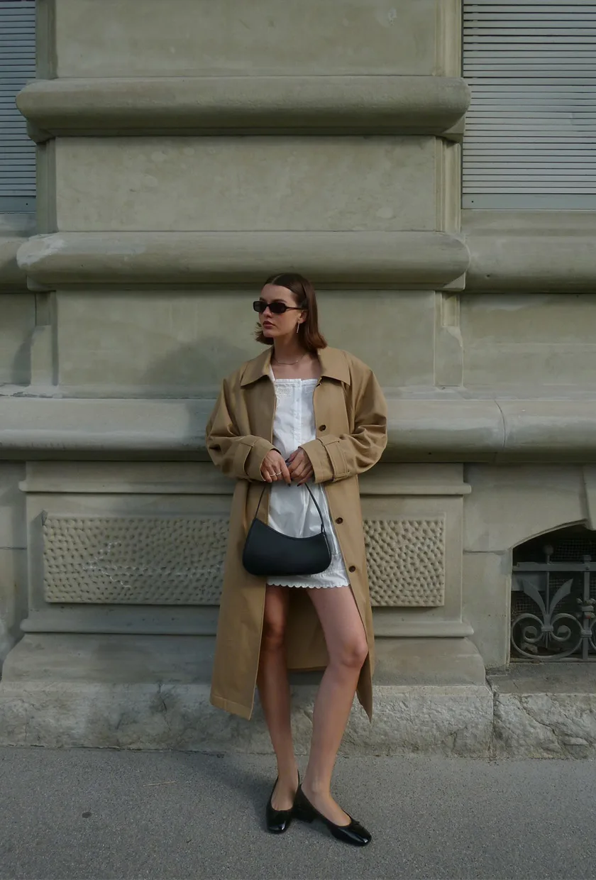Trench court beige sur une robe blanche avec ballerines noires