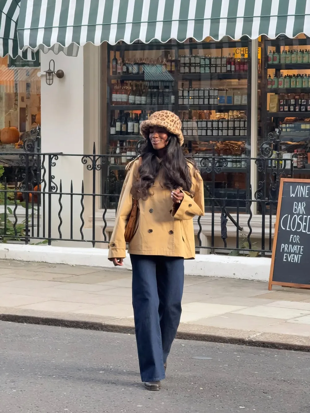 Trench court camel avec jean flare brut et bottines marron