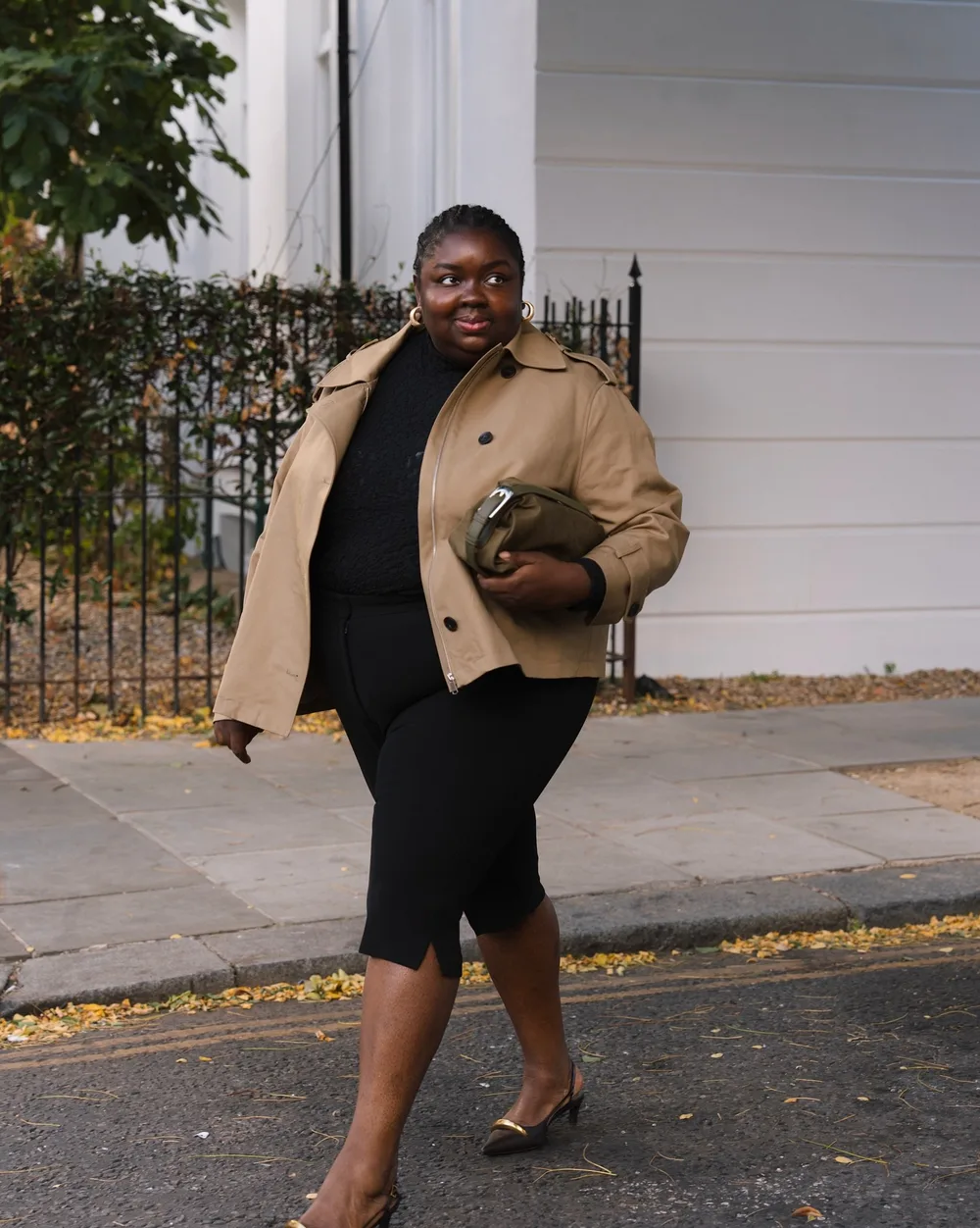 Trench court camel avec pantalon capri noir et escarpins slingback