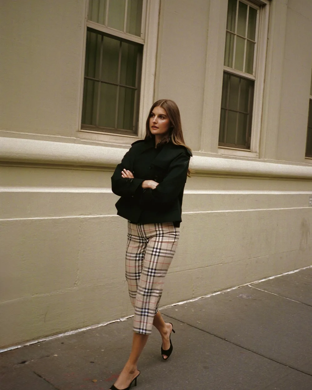 Trench court noir avec pantalon capri à carreaux et escarpins