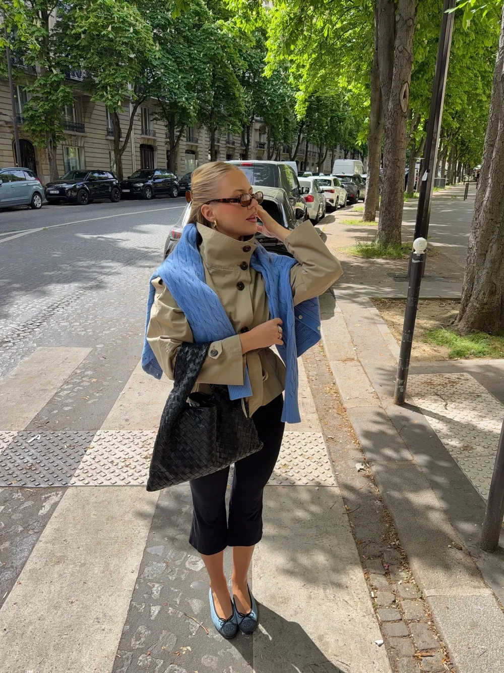Trench court oversize avec mini-jupe noire, legging capri et ballerines