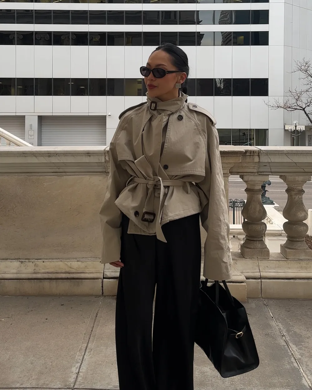 Trench court taupe à col montant avec pantalon noir fluide