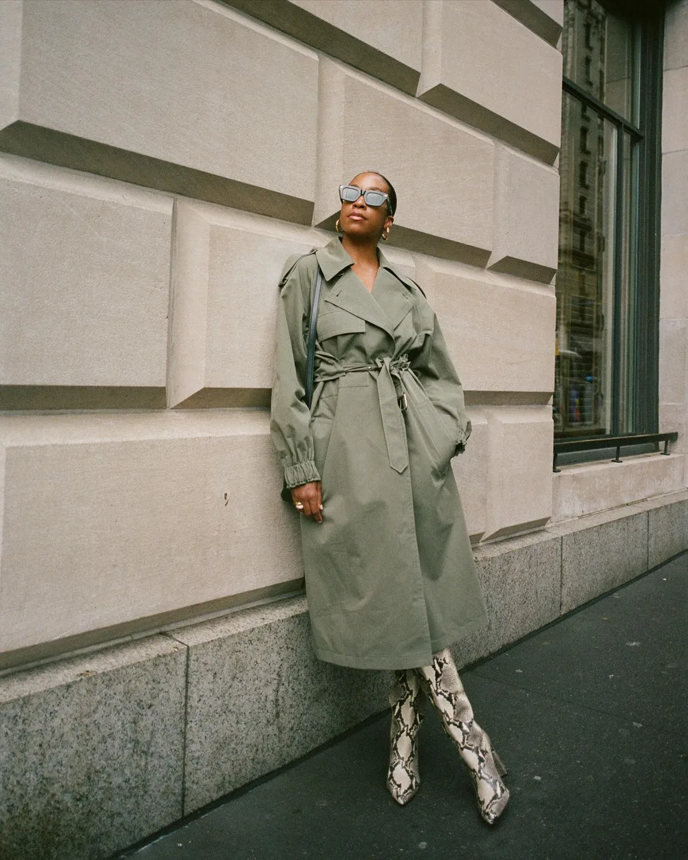 Trench vert ceinturé avec bottes hautes imprimées