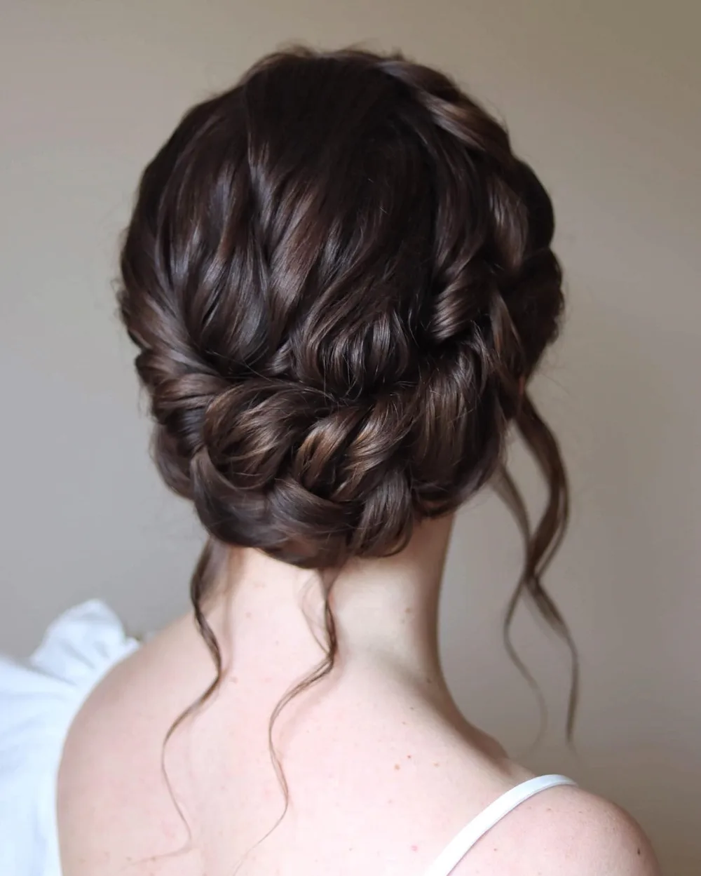 Tresse couronne bohème avec mèches libres autour du visage