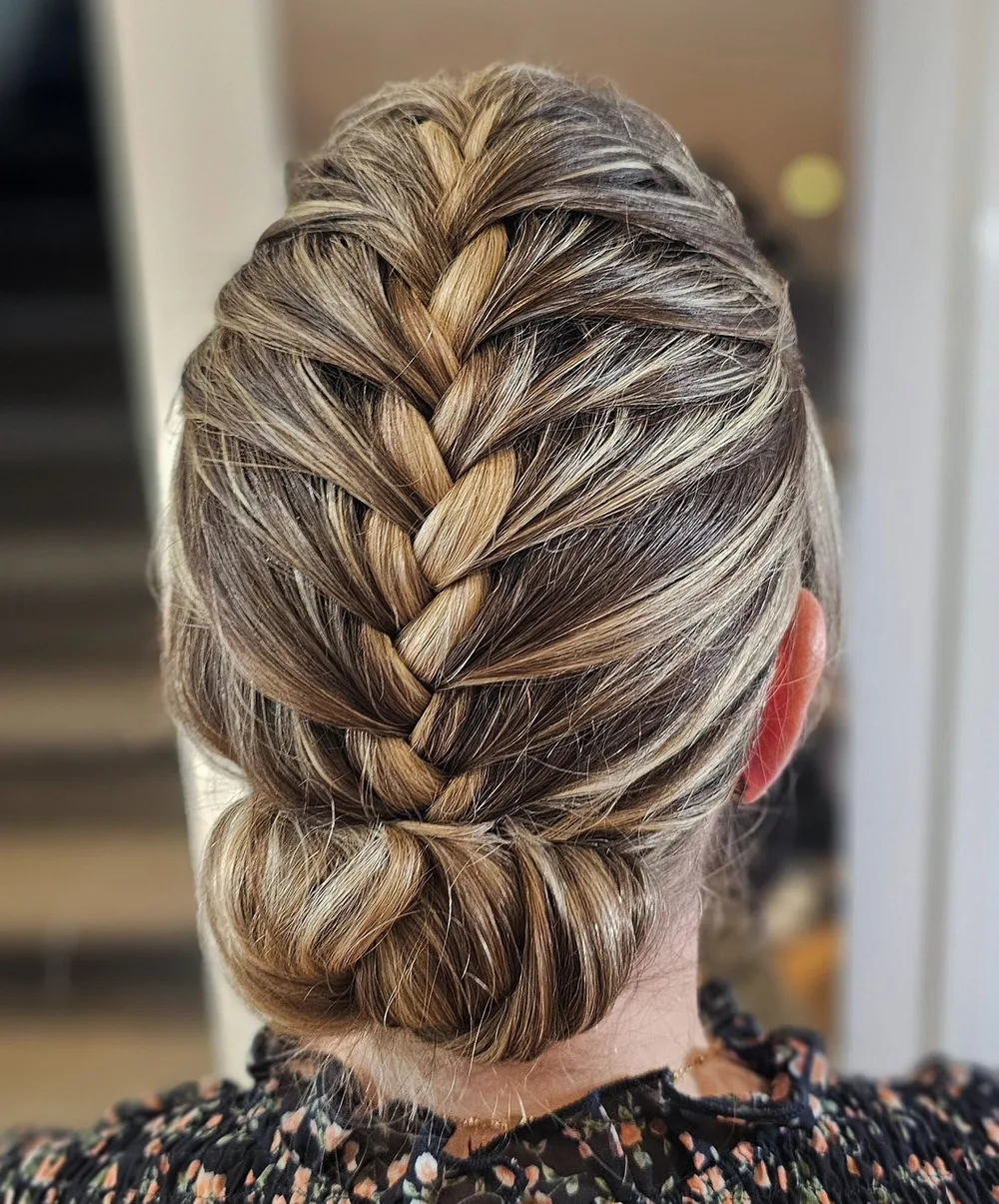 Tresse française terminée par un petit chignon bas