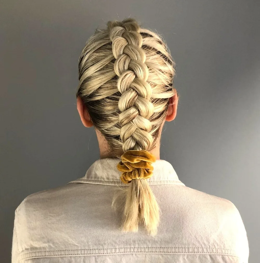 Tresse hollandaise épaisse sur cheveux blonds mi-longs