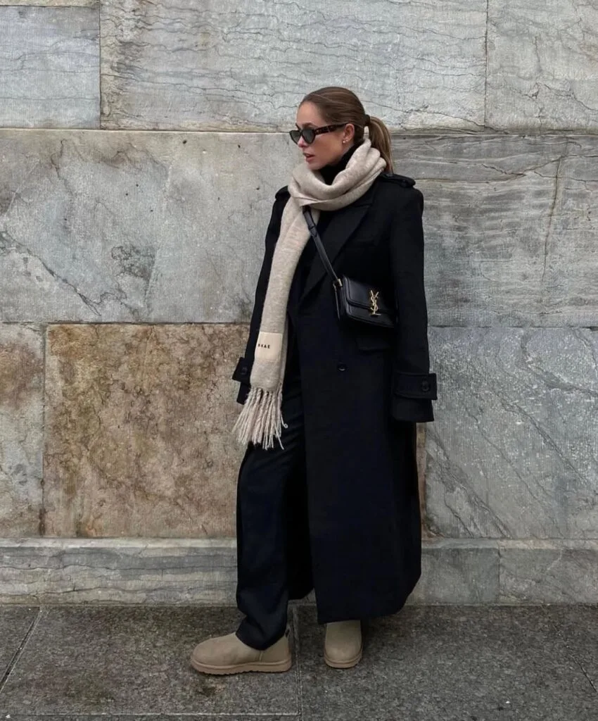 UGG beige avec long manteau noir, pantalon noir et écharpe écrue